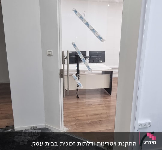 דלת זכוכית עם סרטי הדבקה כחולים